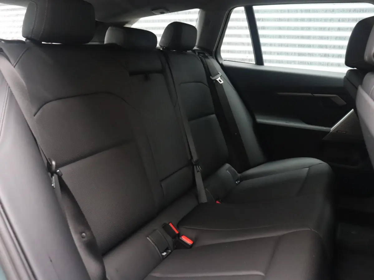 eDrive40 | Pure Edition | Driving Assistant Plus | Verwarmbare Voorstoelen | Harman Kardon | Camera | Ambiance Verlichting | 19'' LMV