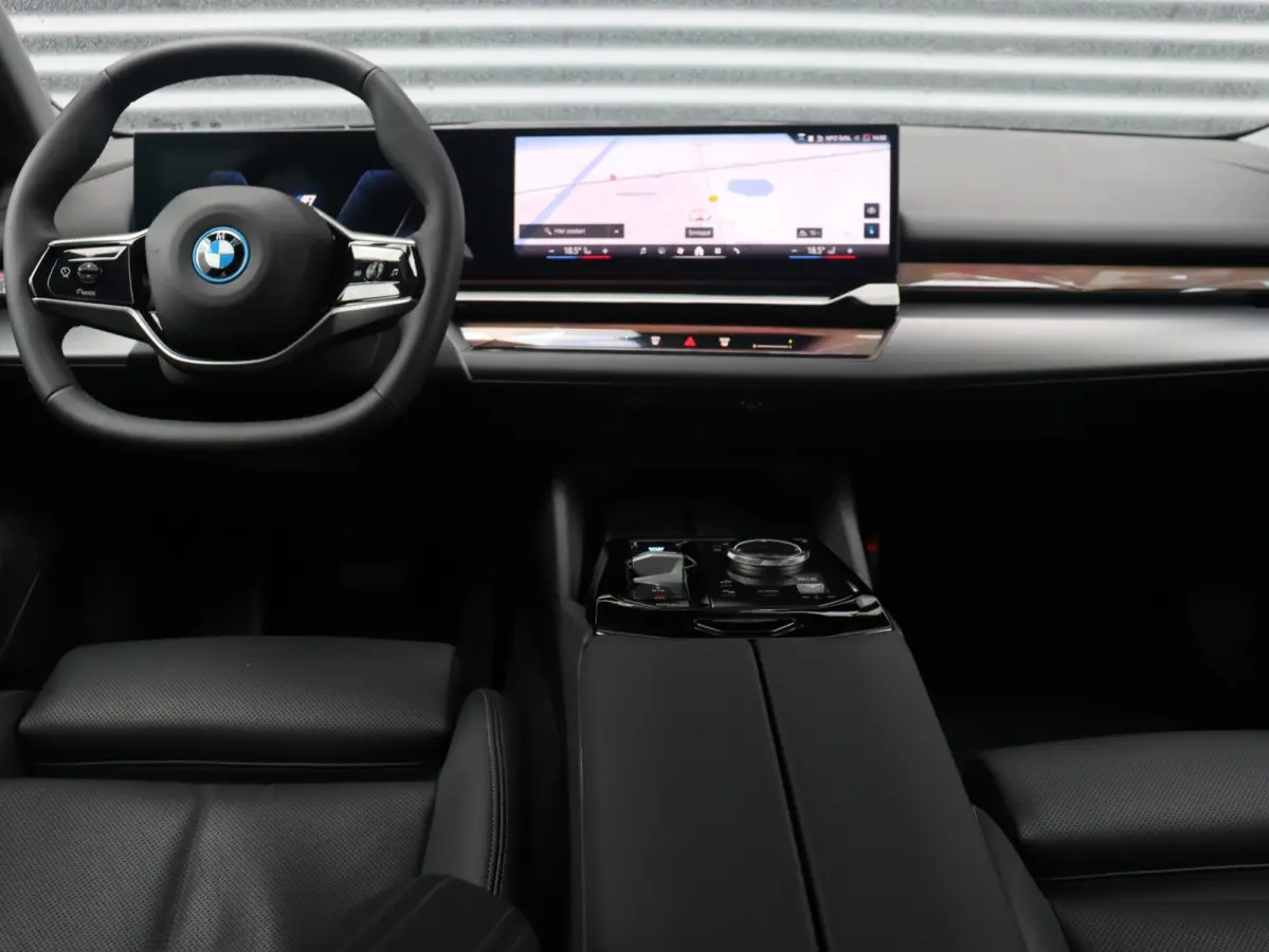 eDrive40 | Pure Edition | Driving Assistant Plus | Verwarmbare Voorstoelen | Harman Kardon | Camera | Ambiance Verlichting | 19'' LMV