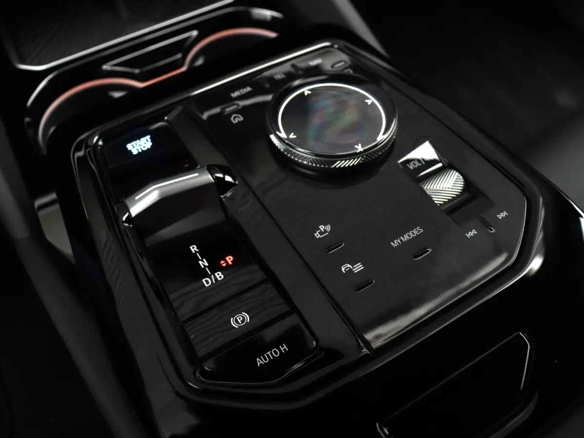 eDrive40 | Pure Edition | Driving Assistant Plus | Verwarmbare Voorstoelen | Harman Kardon | Camera | Ambiance Verlichting | 19'' LMV