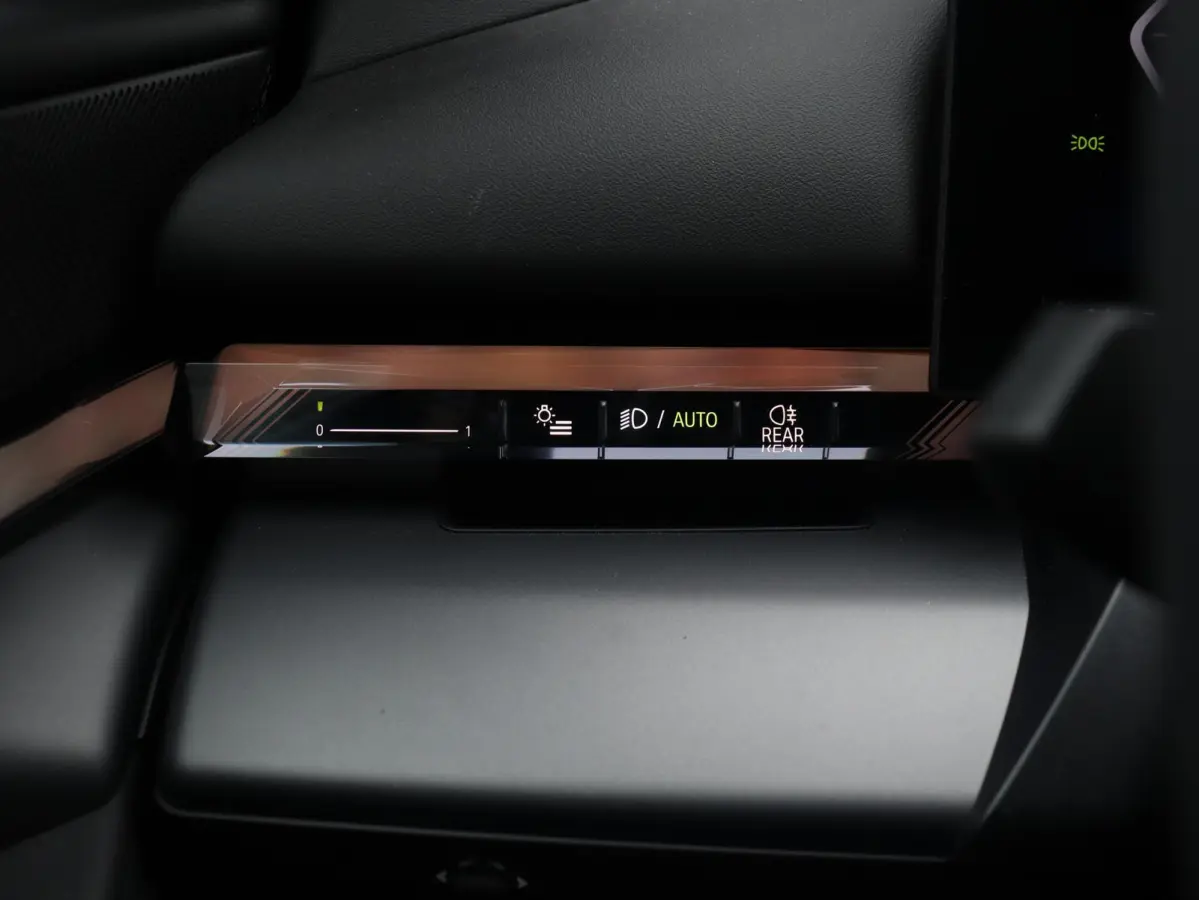 eDrive40 | Pure Edition | Driving Assistant Plus | Verwarmbare Voorstoelen | Harman Kardon | Camera | Ambiance Verlichting | 19'' LMV