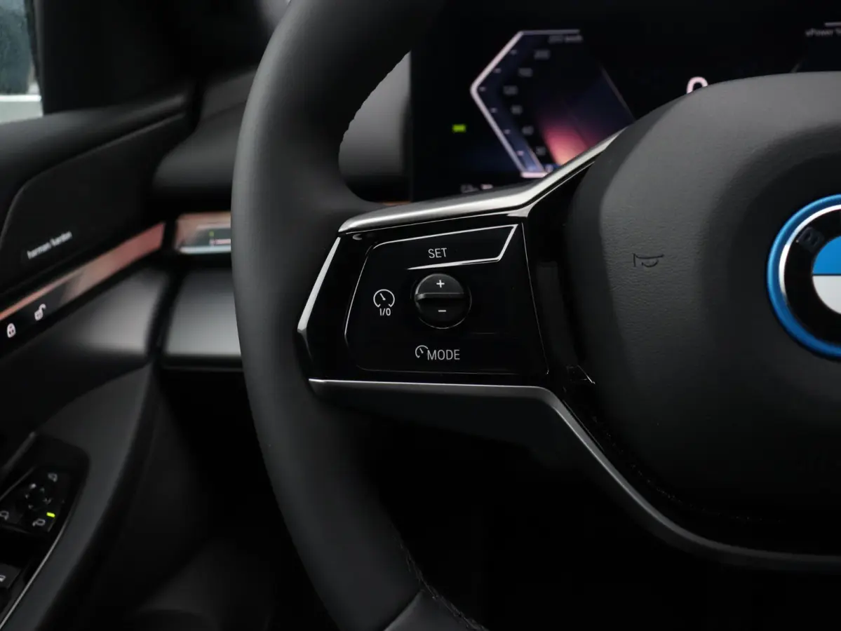 eDrive40 | Pure Edition | Driving Assistant Plus | Verwarmbare Voorstoelen | Harman Kardon | Camera | Ambiance Verlichting | 19'' LMV
