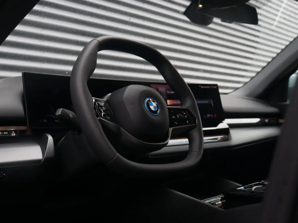 eDrive40 | Pure Edition | Driving Assistant Plus | Verwarmbare Voorstoelen | Harman Kardon | Camera | Ambiance Verlichting | 19'' LMV