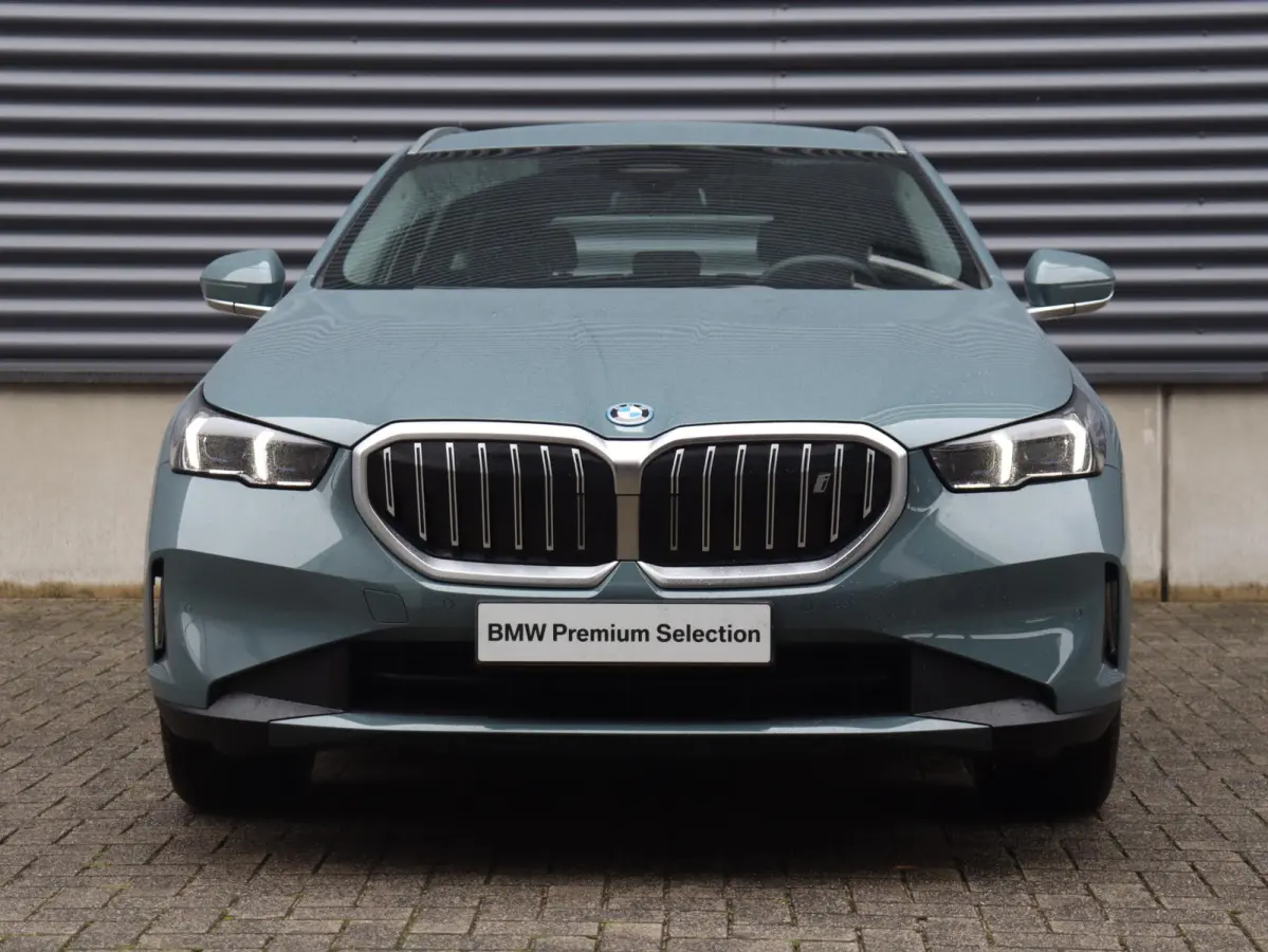 eDrive40 | Pure Edition | Driving Assistant Plus | Verwarmbare Voorstoelen | Harman Kardon | Camera | Ambiance Verlichting | 19'' LMV