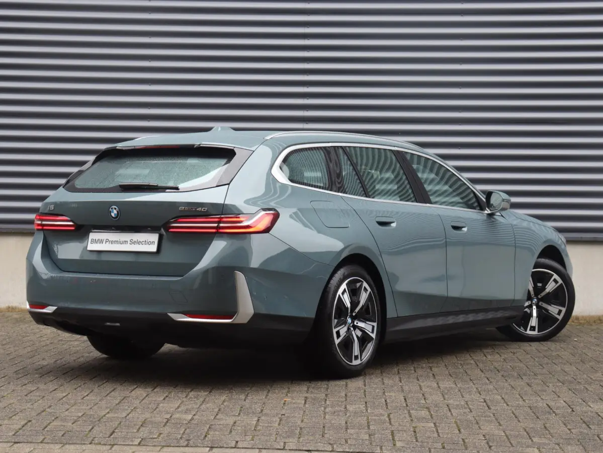 eDrive40 | Pure Edition | Driving Assistant Plus | Verwarmbare Voorstoelen | Harman Kardon | Camera | Ambiance Verlichting | 19'' LMV