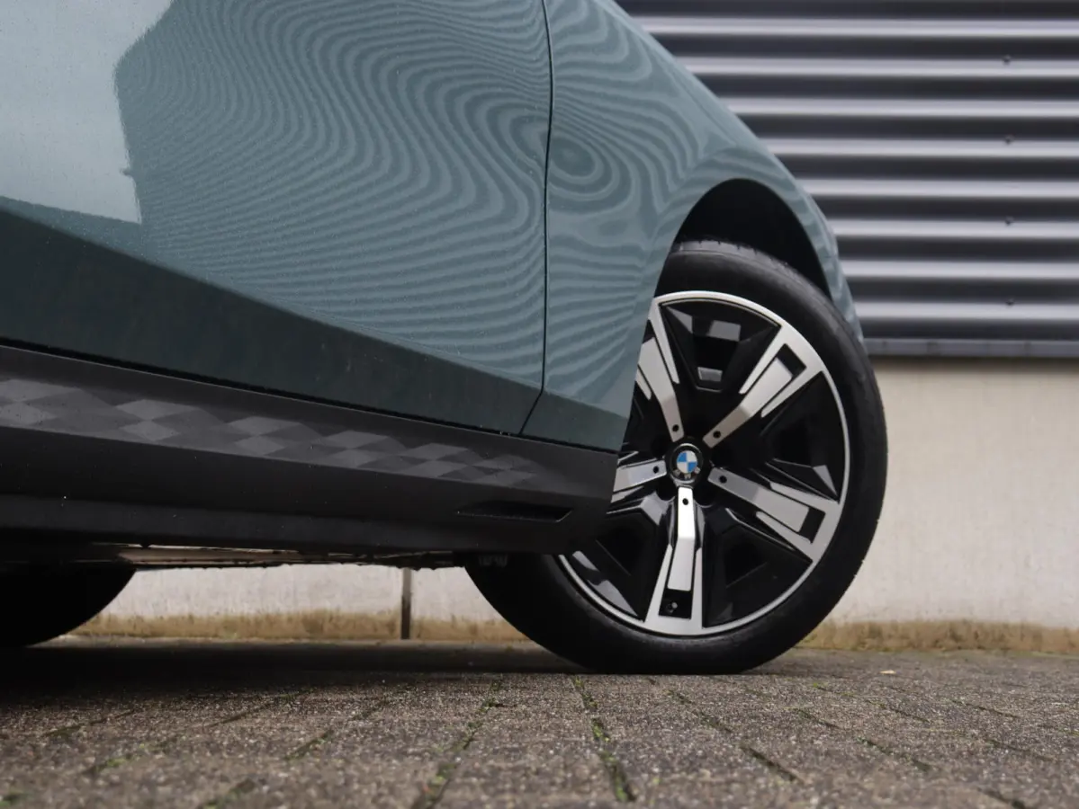 eDrive40 | Pure Edition | Driving Assistant Plus | Verwarmbare Voorstoelen | Harman Kardon | Camera | Ambiance Verlichting | 19'' LMV