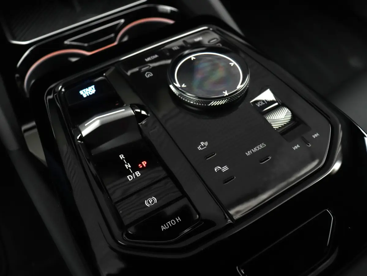 eDrive40 | SoH 98% | Pure Edition | Driving Assistant Plus | Verwarmbare Voorstoelen | Harman Kardon | Camera | Ambiance Verlichting | 19'' LMV