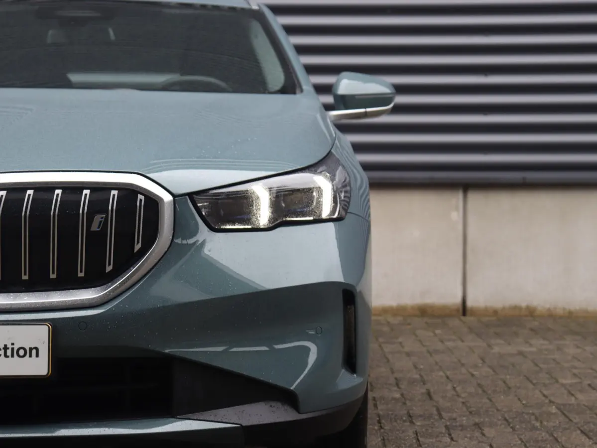 eDrive40 | Pure Edition | Driving Assistant Plus | Verwarmbare Voorstoelen | Harman Kardon | Camera | Ambiance Verlichting | 19'' LMV