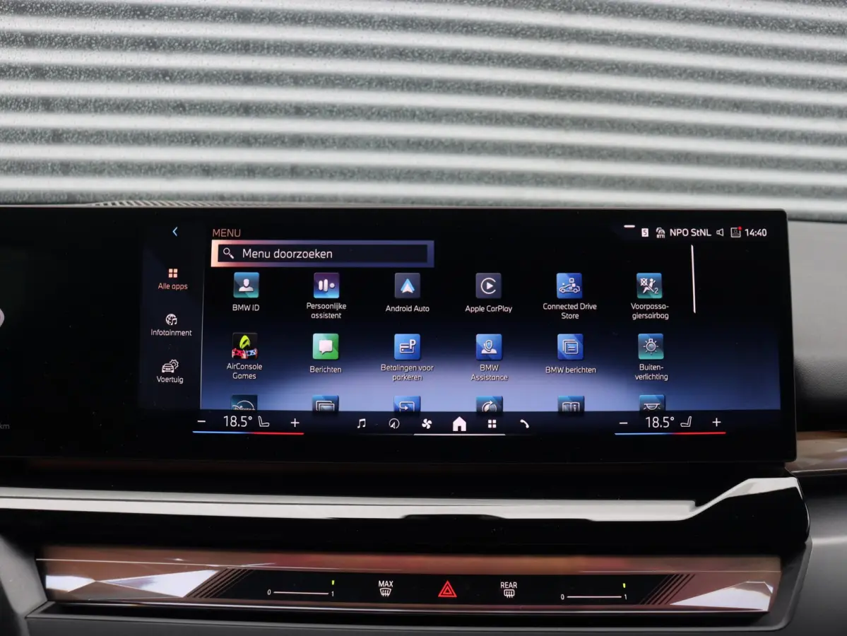 eDrive40 | Pure Edition | Driving Assistant Plus | Verwarmbare Voorstoelen | Harman Kardon | Camera | Ambiance Verlichting | 19'' LMV