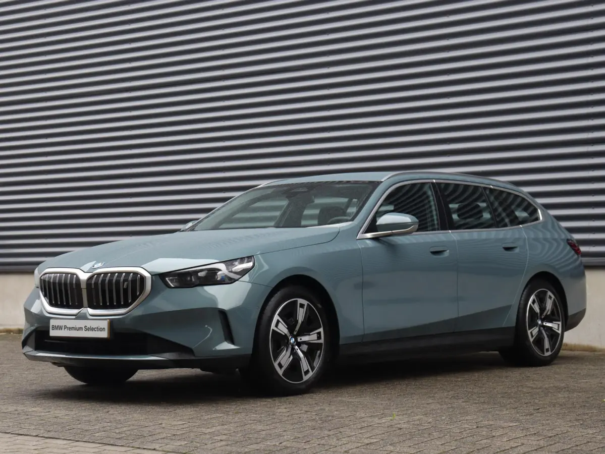 eDrive40 | Pure Edition | Driving Assistant Plus | Verwarmbare Voorstoelen | Harman Kardon | Camera | Ambiance Verlichting | 19'' LMV