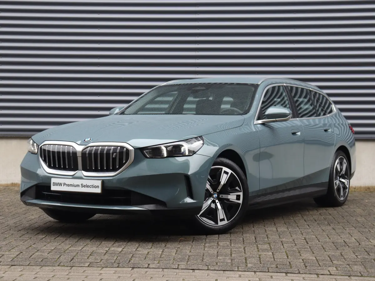 eDrive40 | Pure Edition | Driving Assistant Plus | Verwarmbare Voorstoelen | Harman Kardon | Camera | Ambiance Verlichting | 19'' LMV