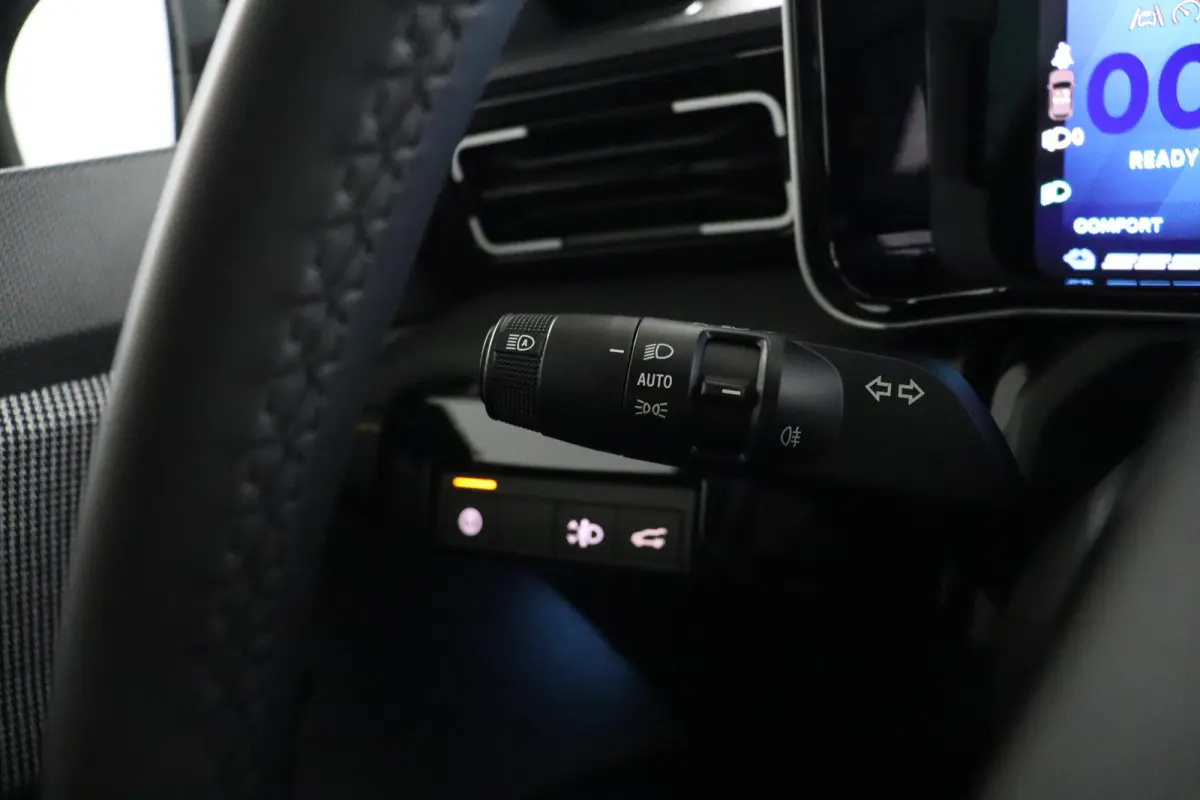 iconic “plein sud™” 150 pk comfort range | Harman Kardon | Pack advanced driving assist |