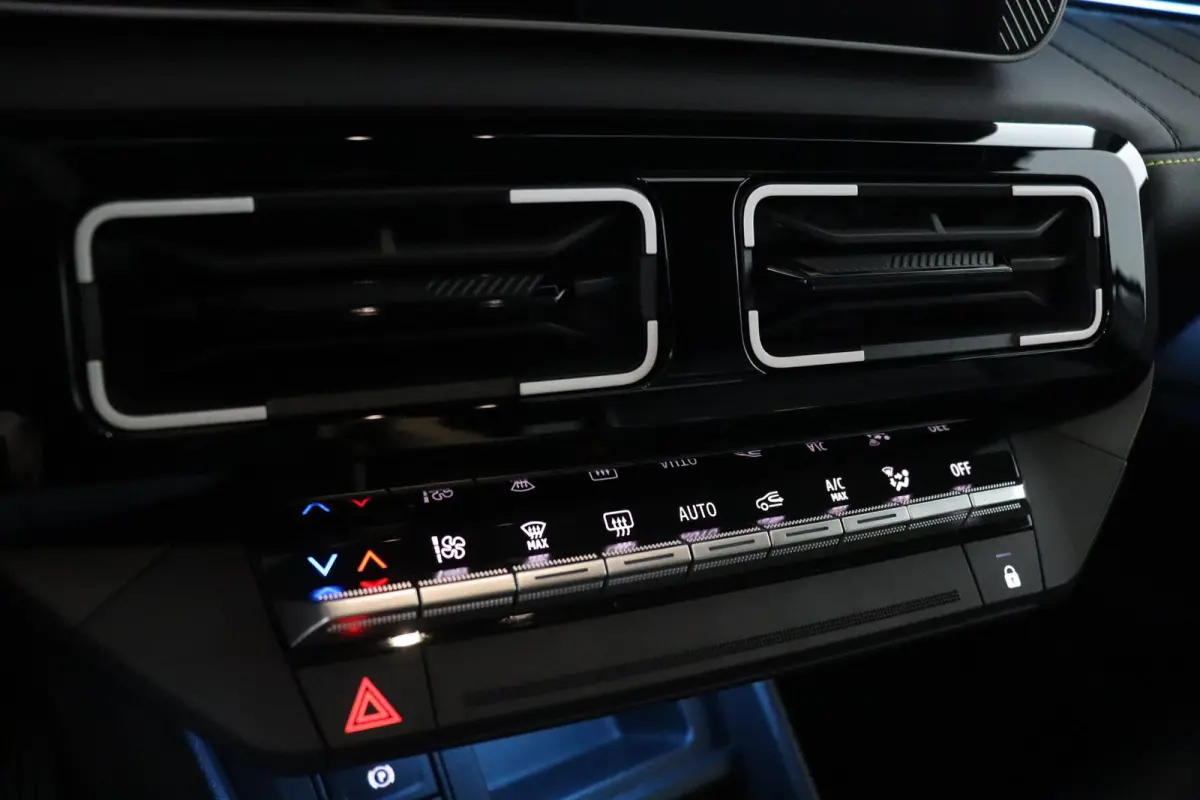 iconic “plein sud™” 150 pk comfort range | Harman Kardon | Pack advanced driving assist |