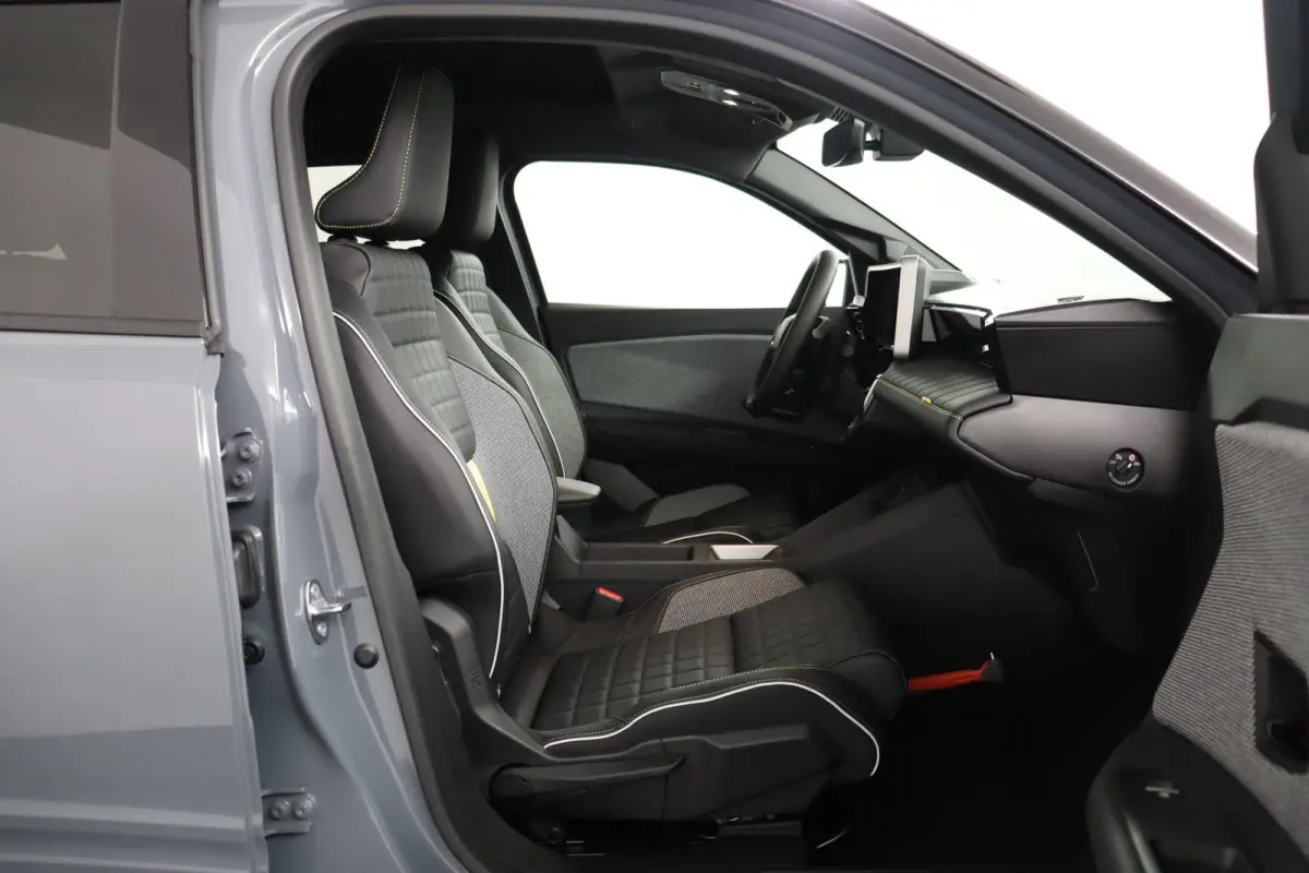 iconic “plein sud™” 150 pk comfort range | Harman Kardon | Pack advanced driving assist |