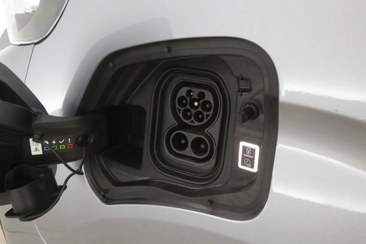 Elektrisch Long Premium 75 kWh L3H1 Long Range | Snelladen | SOH 98% | DC | 6 Zits | Airco | Camera | Cruise | Carplay | 3 Zits | 2xSchuifdeur