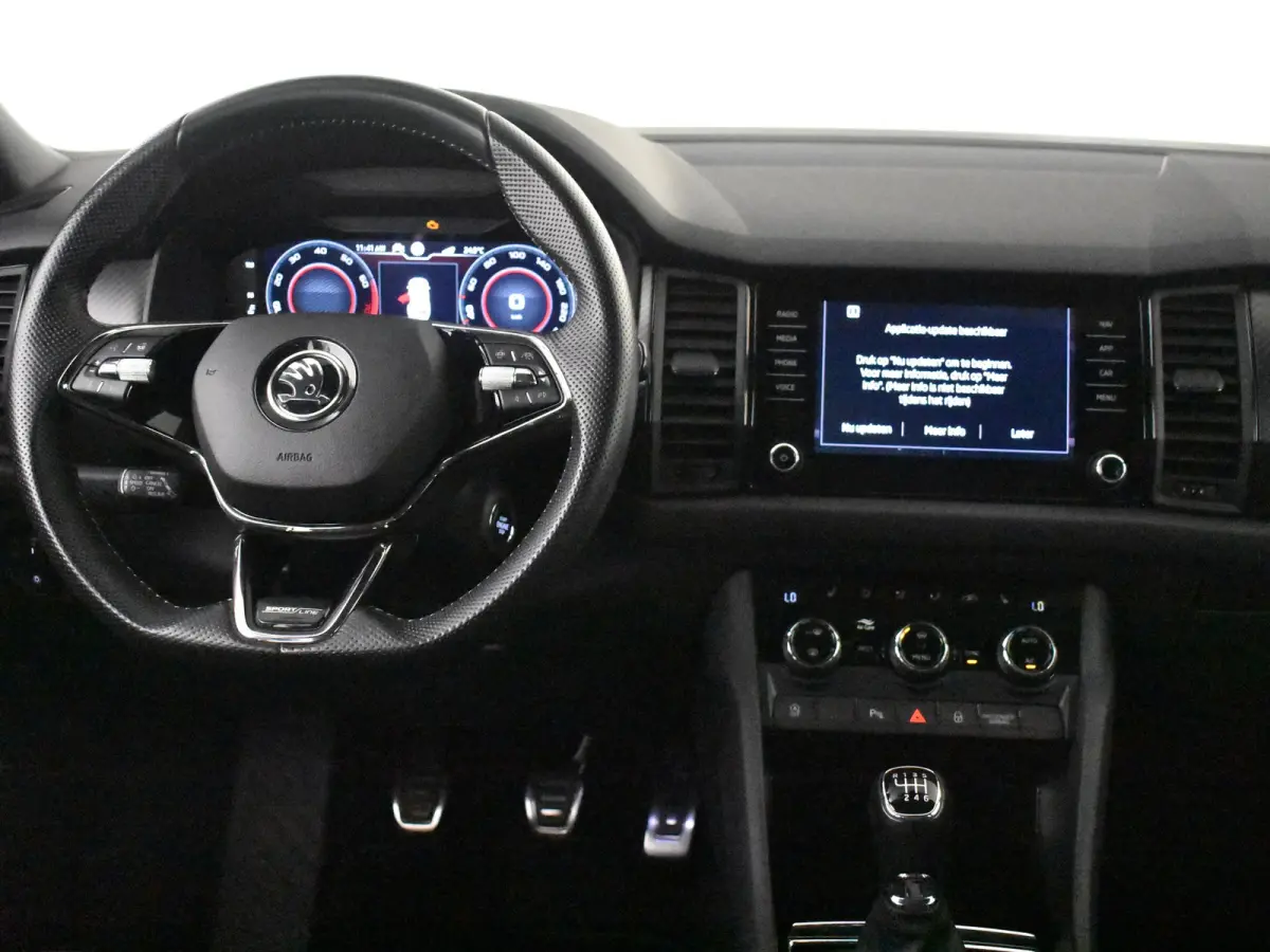 1.5 TSI Sportline Business 7p. l Elektr. Trekhaak l Pano Dak l Elekt. Stoel incl Memory l Elektr. Klep l 19" l Adaptive Cr Control