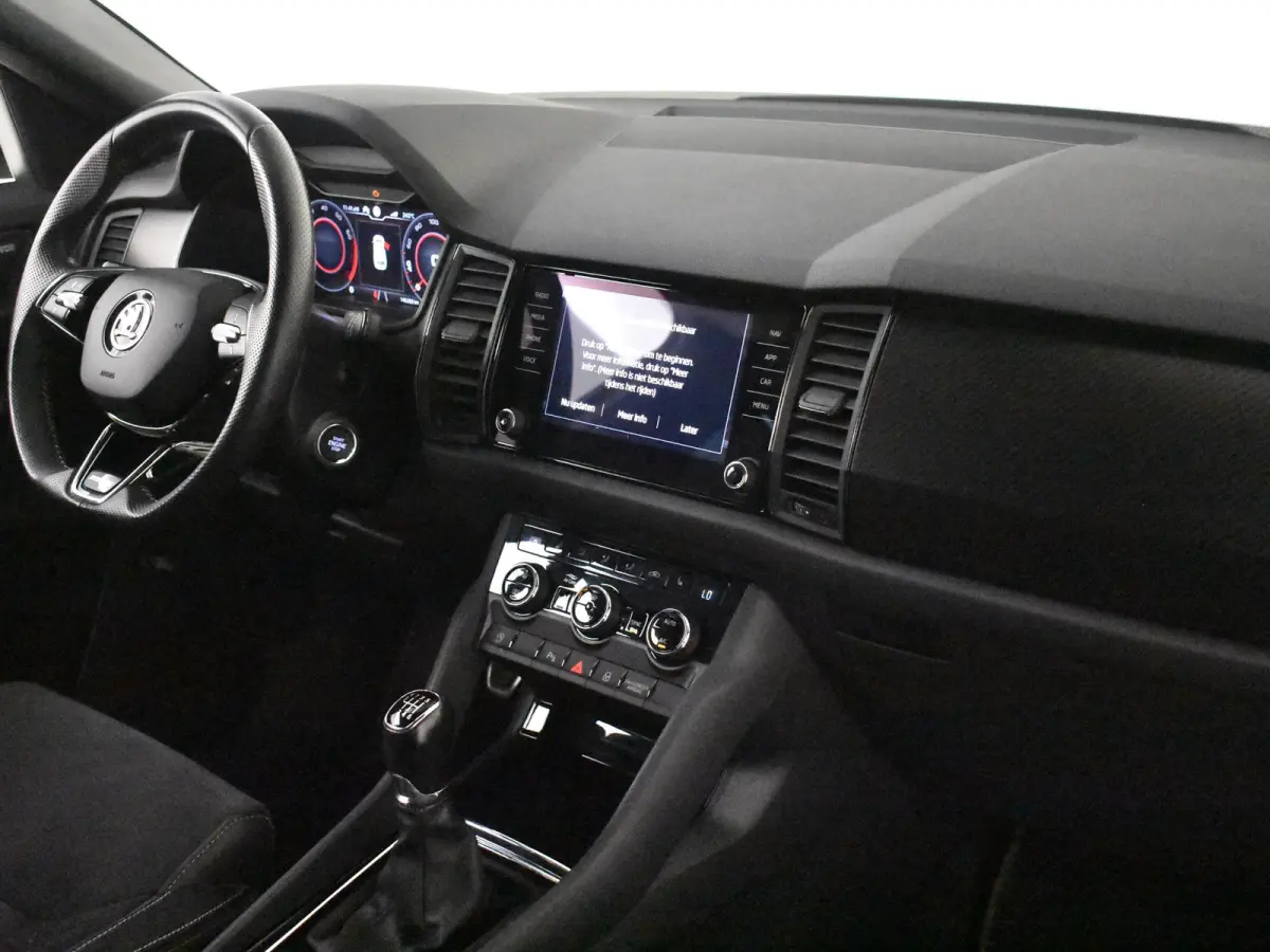 1.5 TSI Sportline Business 7p. l Elektr. Trekhaak l Pano Dak l Elekt. Stoel incl Memory l Elektr. Klep l 19" l Adaptive Cr Control