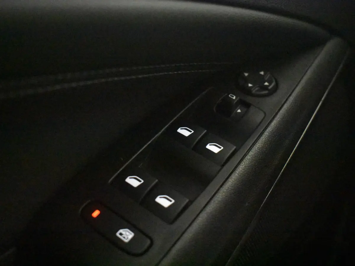 1.2 Turbo Elegance l Camera l Parkeersensoren l Cruise control  l 16"Lm velgen l Climate Control l DAB | LED |