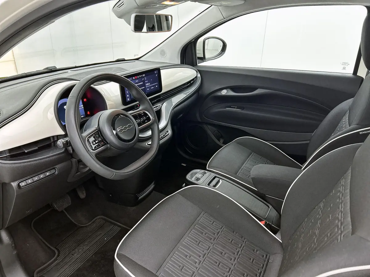 118pk Icon 42 kWh Automaat | ACCU 96% | Apple Carplay/Android Auto | Armsteun | Camera | Climate Control | Cruise Control | StoelVerwarming | Isofix | Parkeersensoren | DAB Radio |