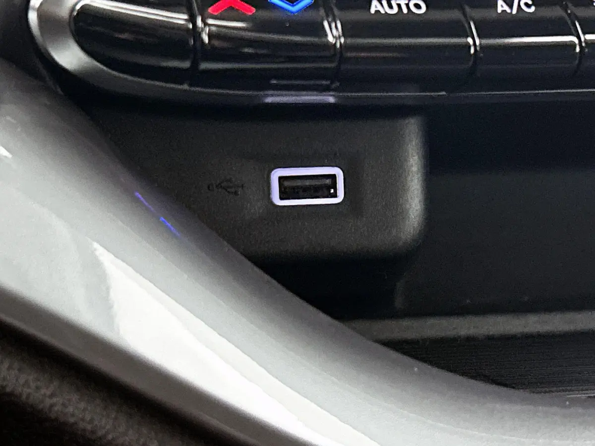 118pk Icon 42 kWh Automaat | ACCU 96% | Apple Carplay/Android Auto | Armsteun | Camera | Climate Control | Cruise Control | StoelVerwarming | Isofix | Parkeersensoren | DAB Radio |