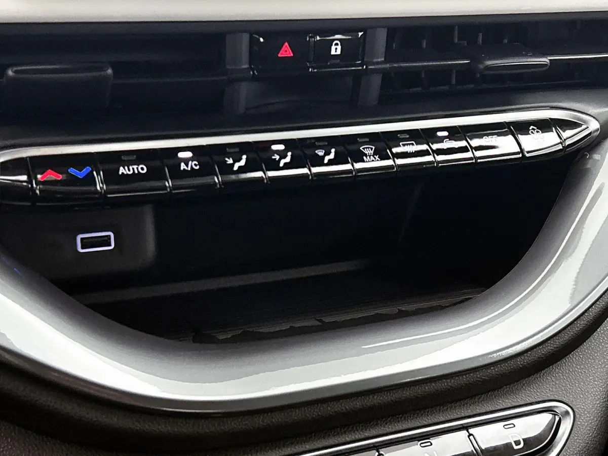 118pk Icon 42 kWh Automaat | ACCU 96% | Apple Carplay/Android Auto | Armsteun | Camera | Climate Control | Cruise Control | StoelVerwarming | Isofix | Parkeersensoren | DAB Radio |