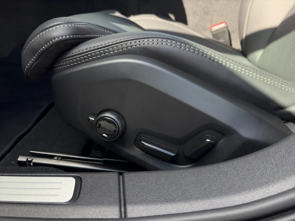 2.0 T6 Plug-in hybrid AWD Ultra Dark | Bower & Wilkins | Massage stoelen voor | 360 Camera | Schuifkanteldak | 19inch velgen |