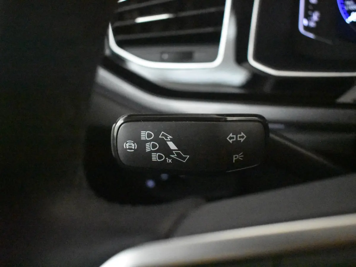 1.0 TSI Life Edition l IQ Light l Matrix LED l Dodehoek Assistent l Elektr. Inklap. Spiegels l Parkeersensoren l Groot Digital Dash l Cruise contr Adapt | Climate contr | 16"LMV
