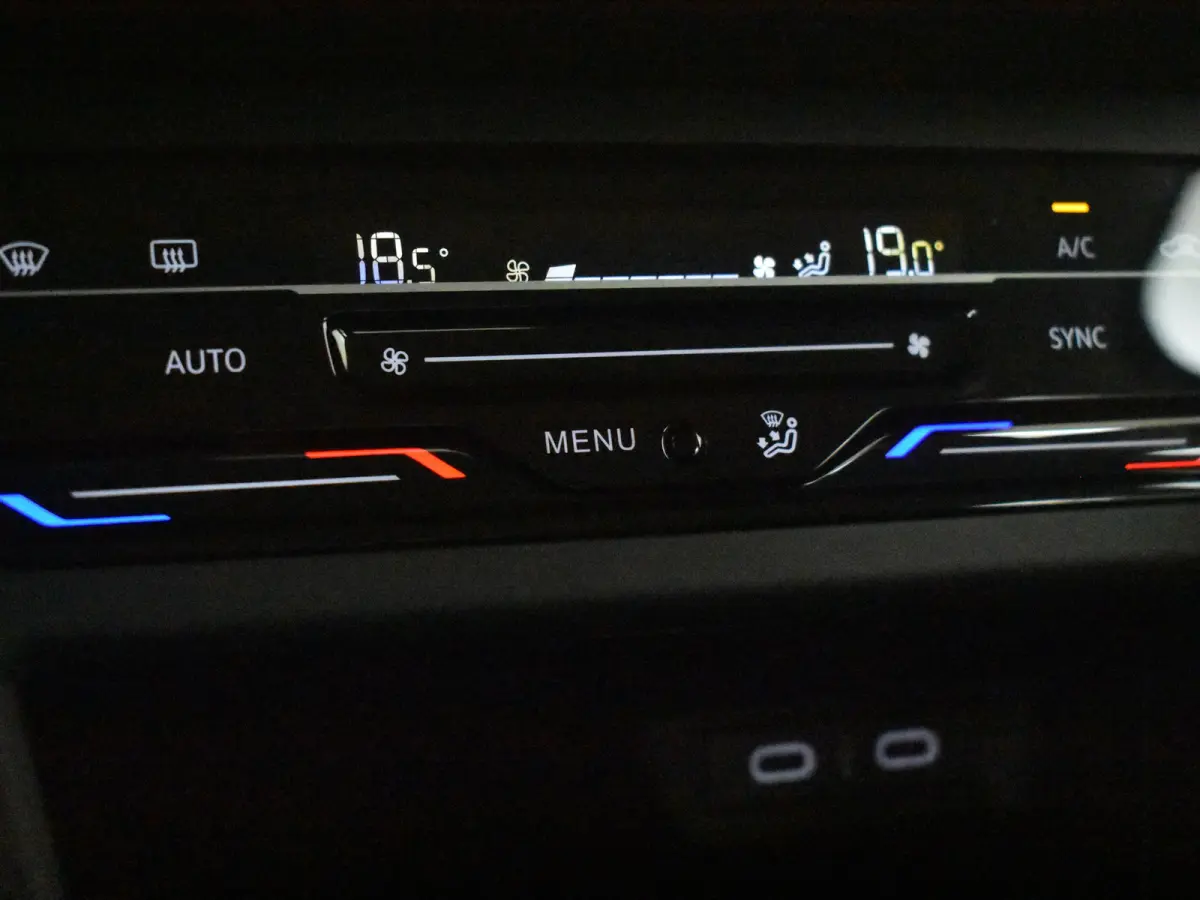1.0 TSI Life Edition l IQ Light l Matrix LED l Dodehoek Assistent l Elektr. Inklap. Spiegels l Parkeersensoren l Groot Digital Dash l Cruise contr Adapt | Climate contr | 16"LMV
