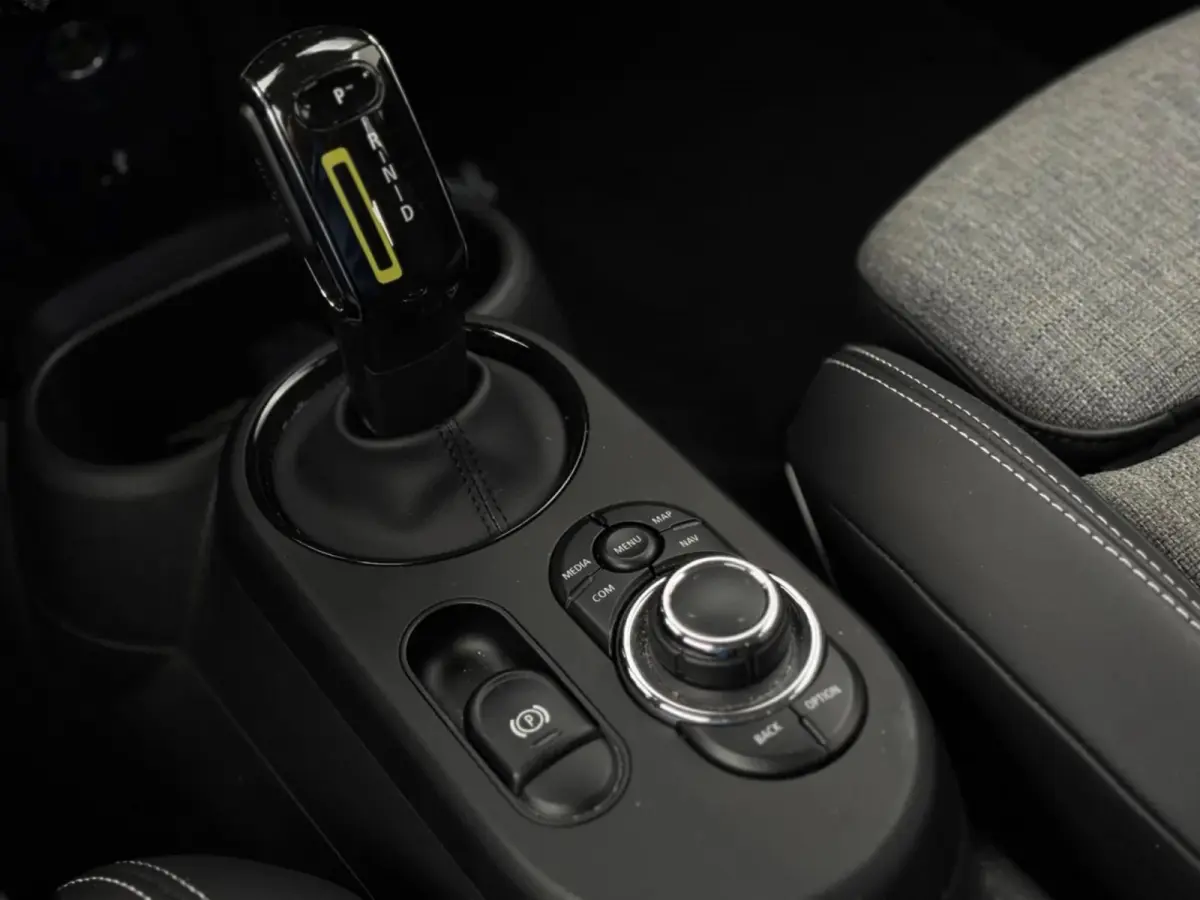 MINI Yours 33 kWh (SoH 96%, NL-auto, 1e Eig, BTW, Camera, Carplay, Climate Con, Navi, Parkeersensor, Etc)