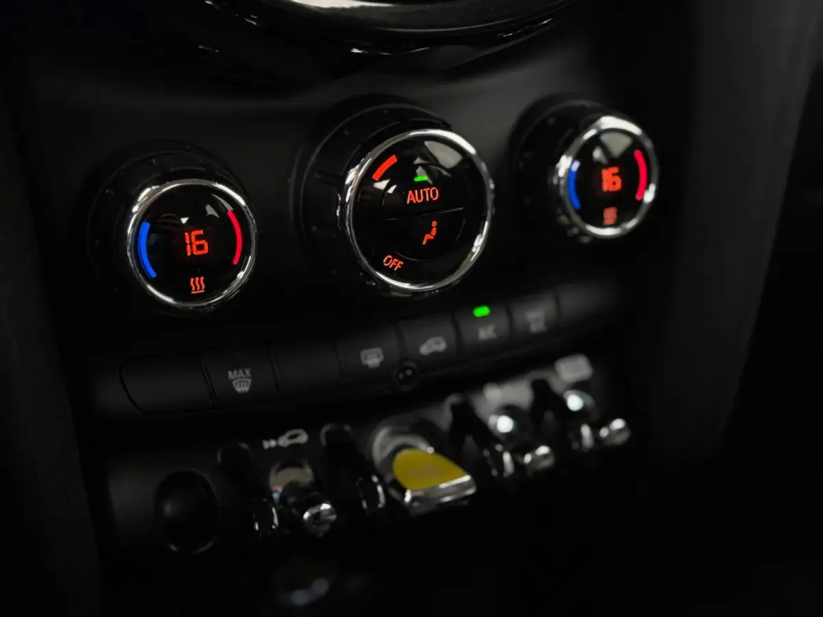 MINI Yours 33 kWh (SoH 96%, NL-auto, 1e Eig, BTW, Camera, Carplay, Climate Con, Navi, Parkeersensor, Etc)