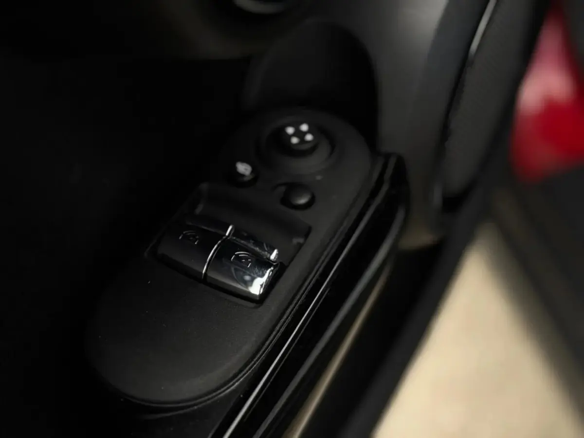 MINI Yours 33 kWh (SoH 96%, NL-auto, 1e Eig, BTW, Camera, Carplay, Climate Con, Navi, Parkeersensor, Etc)
