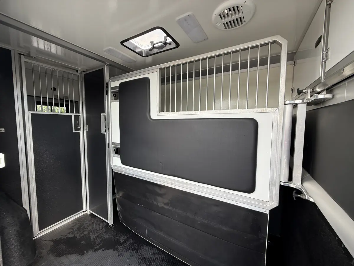 | HORSETRUCK | STX | STALLION 3XL | 2024 | HENGST | 34.508KM | MANUAL | L3 | 3-SEAT | 165PK | LUXE | BELGISCH KENTEKEN