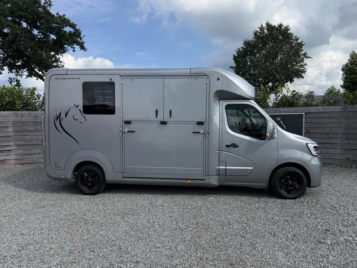 | HORSETRUCK | STX | STALLION 3XL | 2024 | HENGST | 34.508KM | MANUAL | L3 | 3-SEAT | 165PK | LUXE | BELGISCH KENTEKEN
