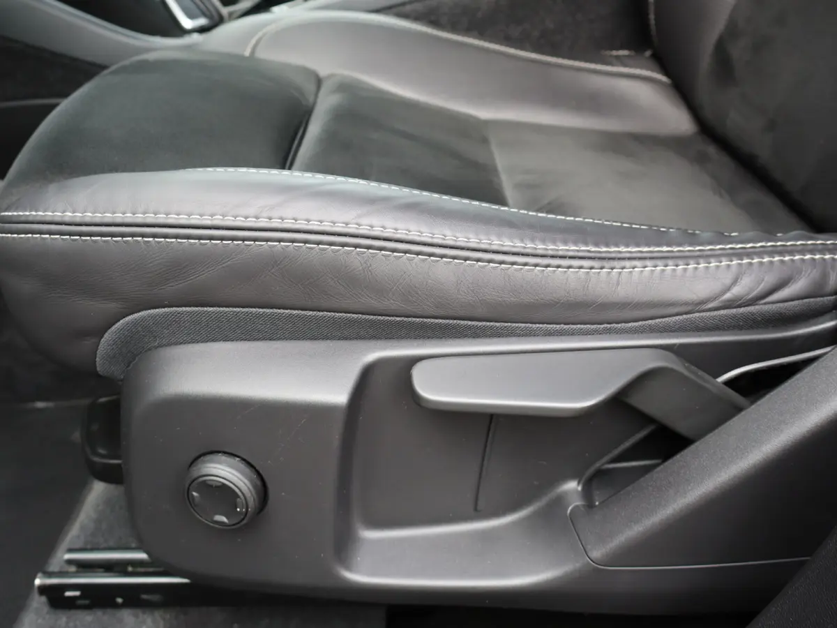 1.5 T5 R-Design Trekhaak 1800KG SOH 83% I 1ste eig. I R-Design I Winterpakket I Blis I 19" I Leer I Trekhaak I Carplay I Navi I