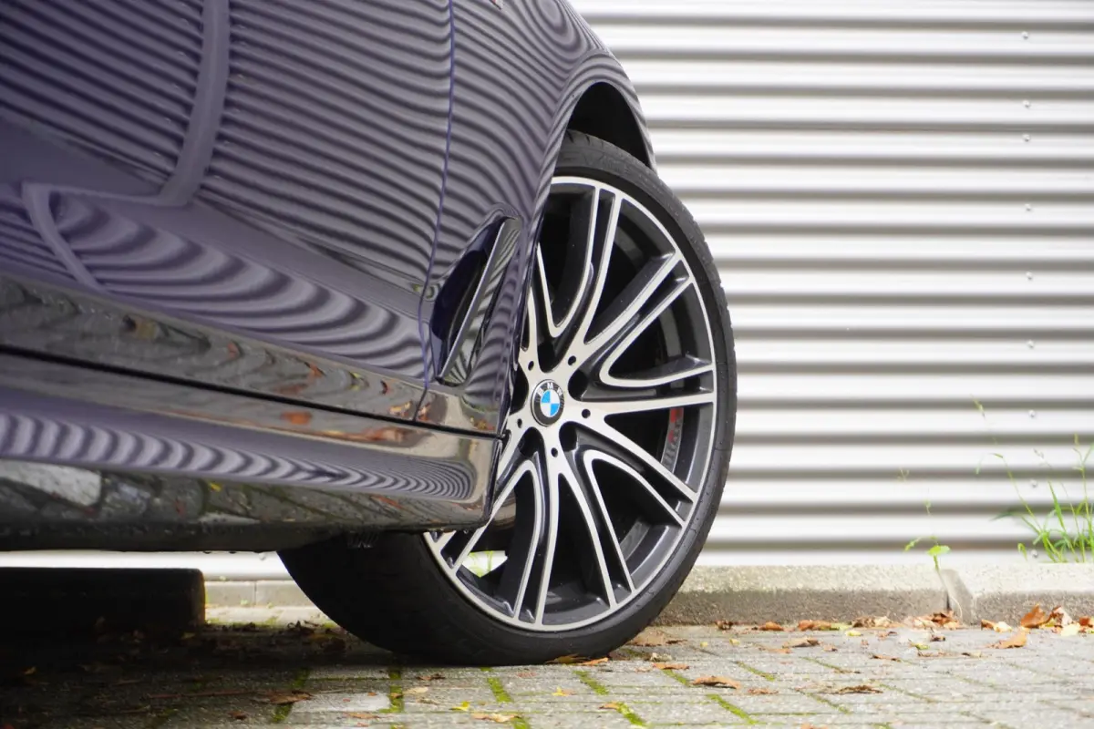 520i M Sportpakket | Elektrisch glazen schuif-/kanteldak | Comfortstoelen voor | BMW Head-Up Display | Exklusivleder 'Nappa' Schwarz | 20 inch LM V-Spaak(styling 759 I) in Ferric Grey