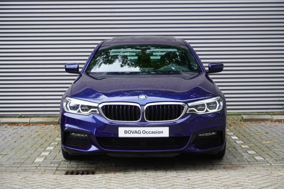 520i M Sportpakket | Elektrisch glazen schuif-/kanteldak | Comfortstoelen voor | BMW Head-Up Display | Exklusivleder 'Nappa' Schwarz | 20 inch LM V-Spaak(styling 759 I) in Ferric Grey