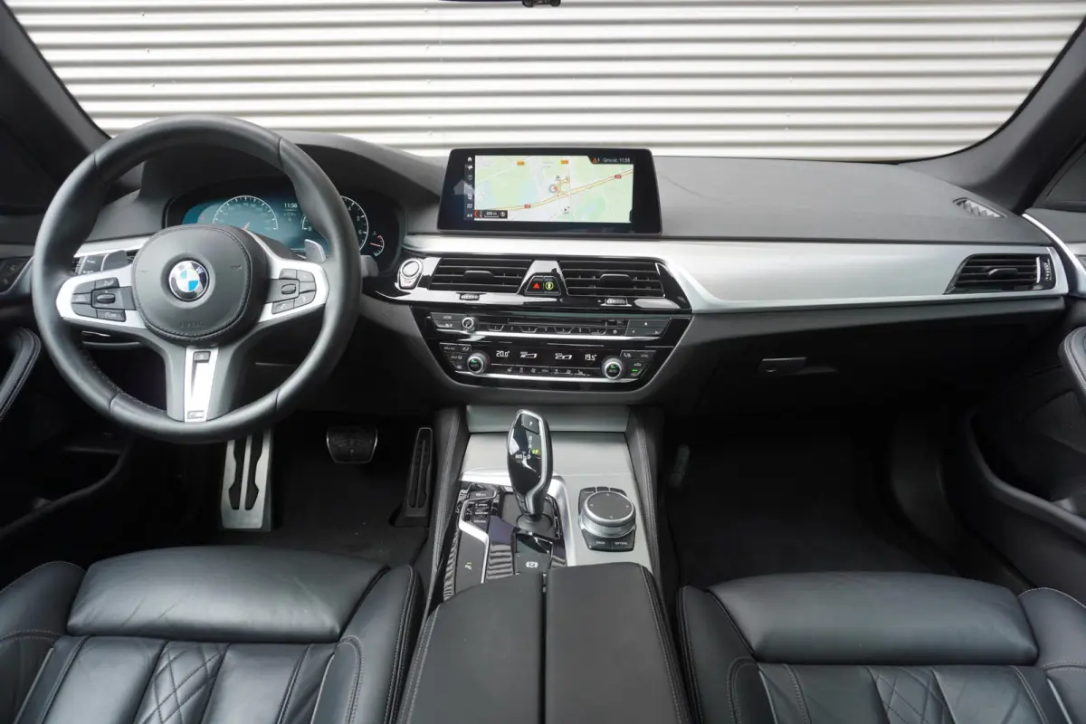 520i M Sportpakket | Elektrisch glazen schuif-/kanteldak | Comfortstoelen voor | BMW Head-Up Display | Exklusivleder 'Nappa' Schwarz | 20 inch LM V-Spaak(styling 759 I) in Ferric Grey