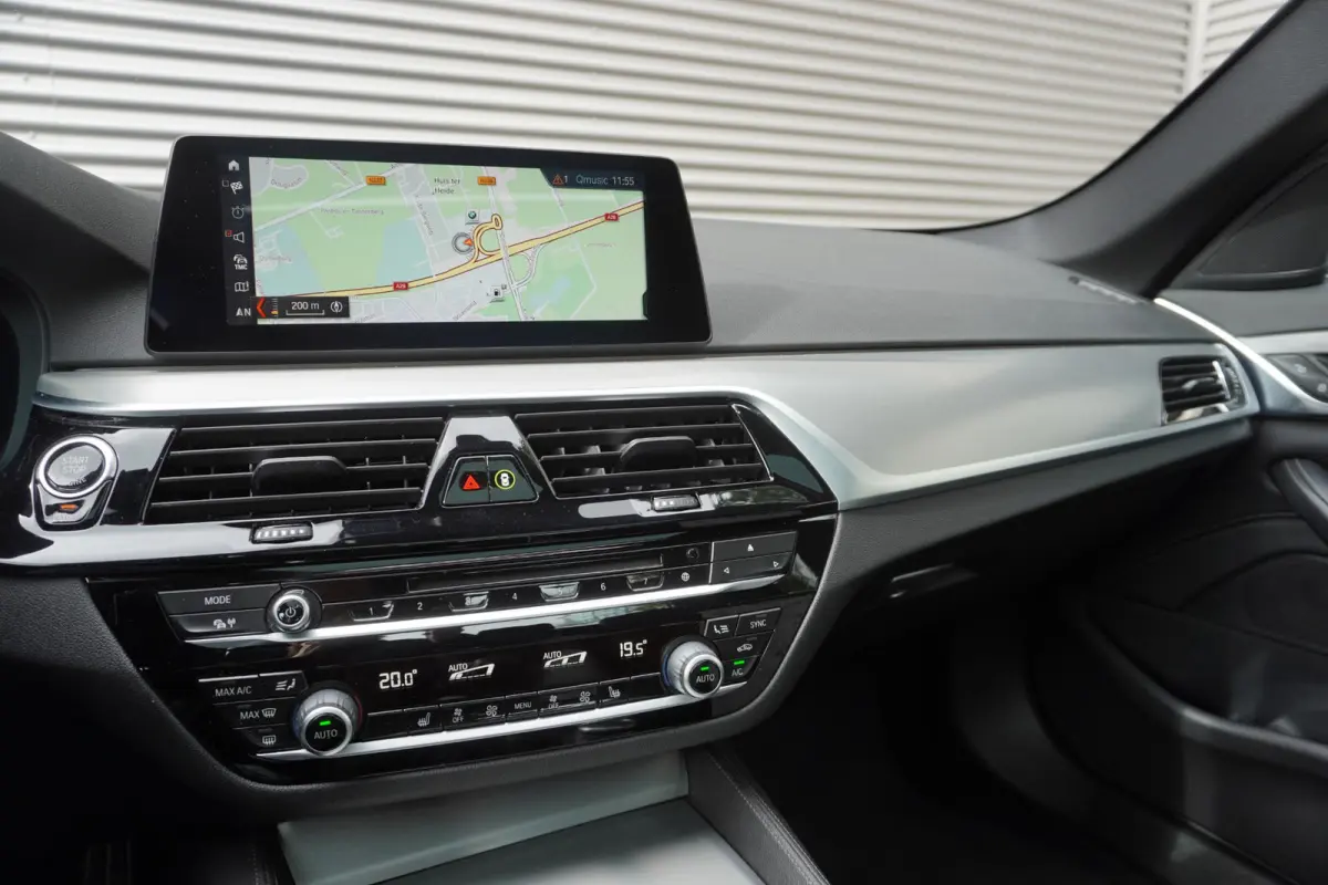 520i M Sportpakket | Elektrisch glazen schuif-/kanteldak | Comfortstoelen voor | BMW Head-Up Display | Exklusivleder 'Nappa' Schwarz | 20 inch LM V-Spaak(styling 759 I) in Ferric Grey