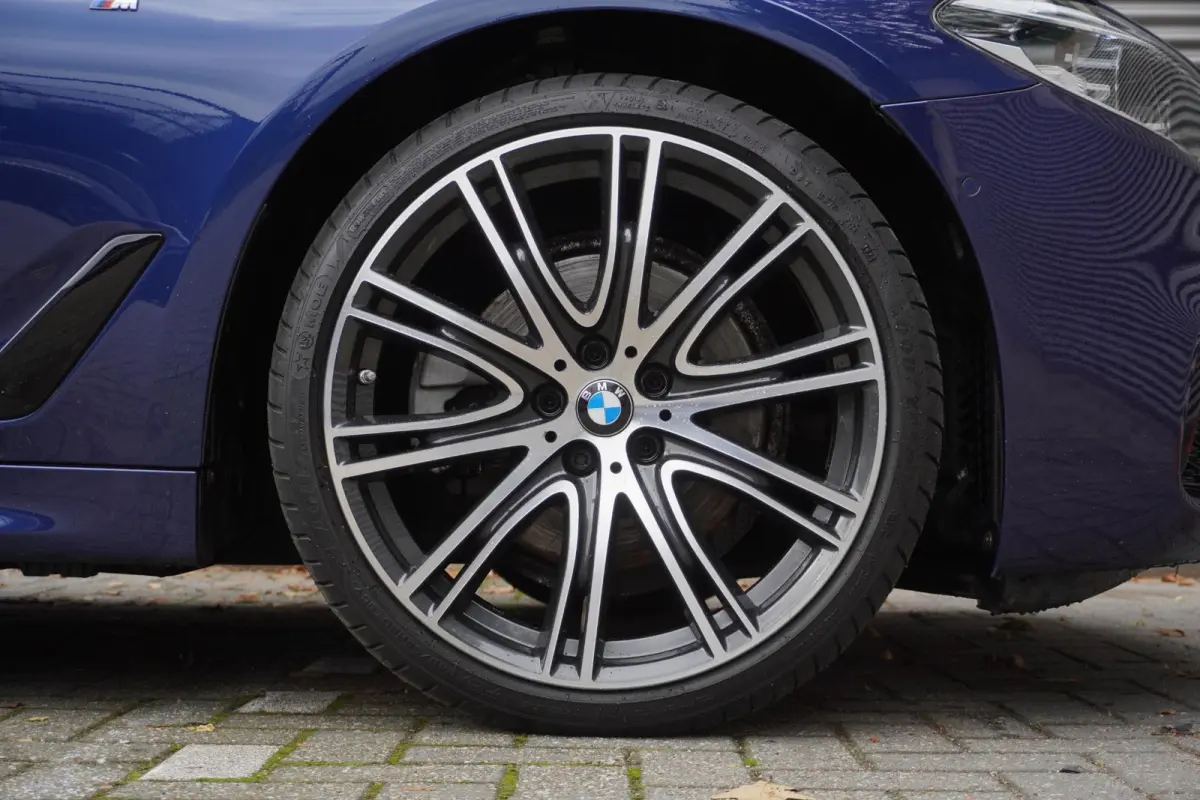 520i M Sportpakket | Elektrisch glazen schuif-/kanteldak | Comfortstoelen voor | BMW Head-Up Display | Exklusivleder 'Nappa' Schwarz | 20 inch LM V-Spaak(styling 759 I) in Ferric Grey