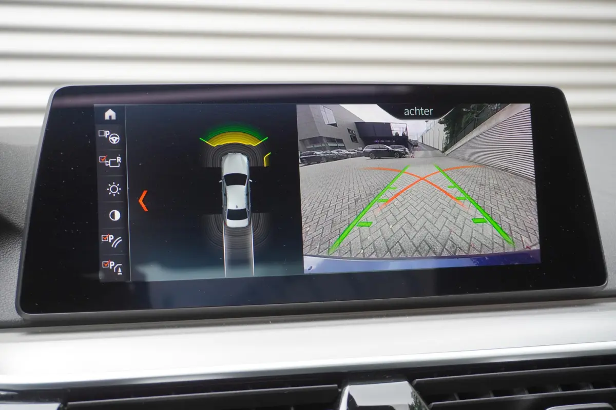 520i M Sportpakket | Elektrisch glazen schuif-/kanteldak | Comfortstoelen voor | BMW Head-Up Display | Exklusivleder 'Nappa' Schwarz | 20 inch LM V-Spaak(styling 759 I) in Ferric Grey