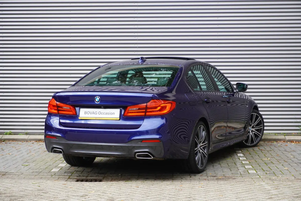 520i M Sportpakket | Elektrisch glazen schuif-/kanteldak | Comfortstoelen voor | BMW Head-Up Display | Exklusivleder 'Nappa' Schwarz | 20 inch LM V-Spaak(styling 759 I) in Ferric Grey