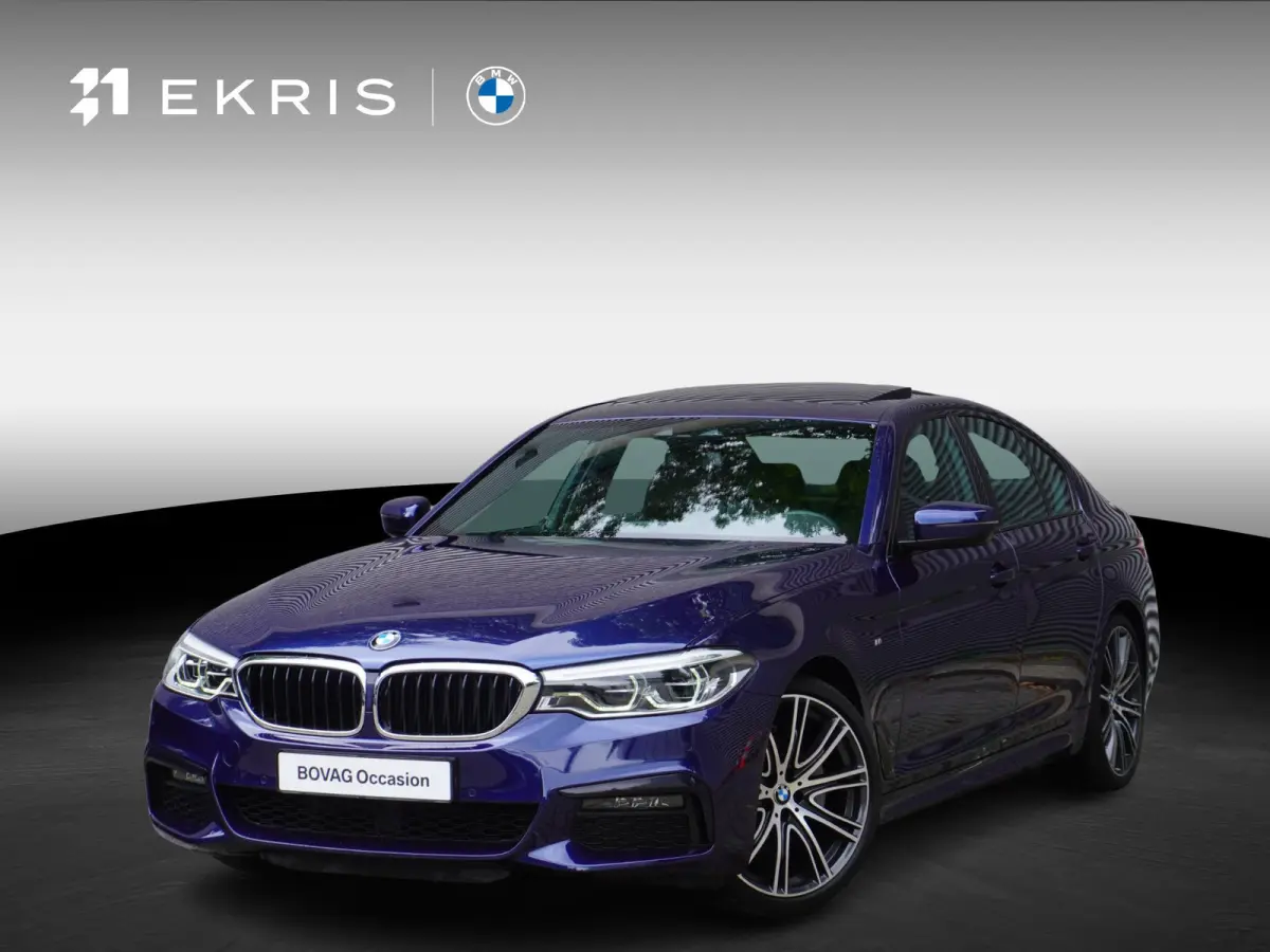 520i M Sportpakket | Elektrisch glazen schuif-/kanteldak | Comfortstoelen voor | BMW Head-Up Display | Exklusivleder 'Nappa' Schwarz | 20 inch LM V-Spaak(styling 759 I) in Ferric Grey