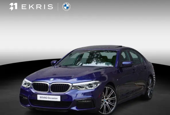 520i M Sportpakket | Elektrisch glazen schuif-/kanteldak | Comfortstoelen voor | BMW Head-Up Display | Exklusivleder 'Nappa' Schwarz | 20 inch LM V-Spaak(styling 759 I) in Ferric Grey