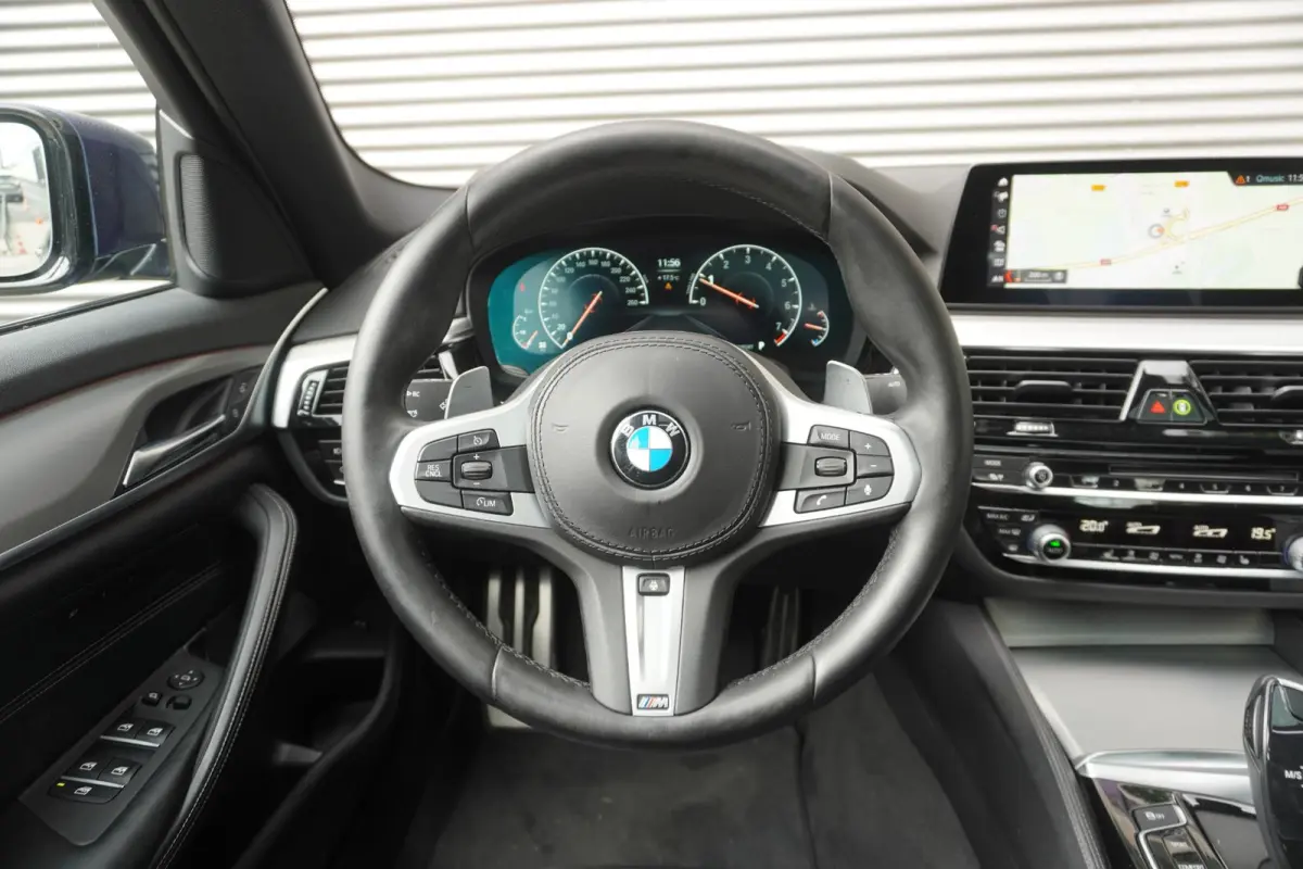520i M Sportpakket | Elektrisch glazen schuif-/kanteldak | Comfortstoelen voor | BMW Head-Up Display | Exklusivleder 'Nappa' Schwarz | 20 inch LM V-Spaak(styling 759 I) in Ferric Grey