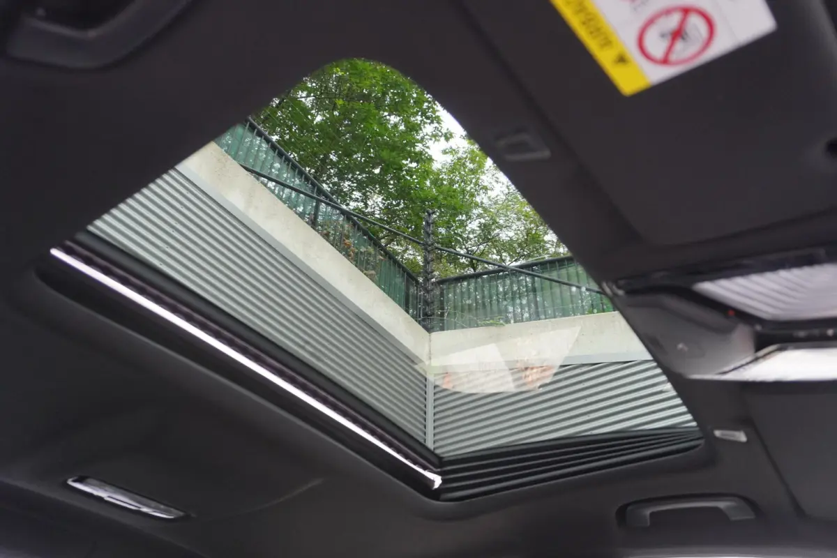 520i M Sportpakket | Elektrisch glazen schuif-/kanteldak | Comfortstoelen voor | BMW Head-Up Display | Exklusivleder 'Nappa' Schwarz | 20 inch LM V-Spaak(styling 759 I) in Ferric Grey