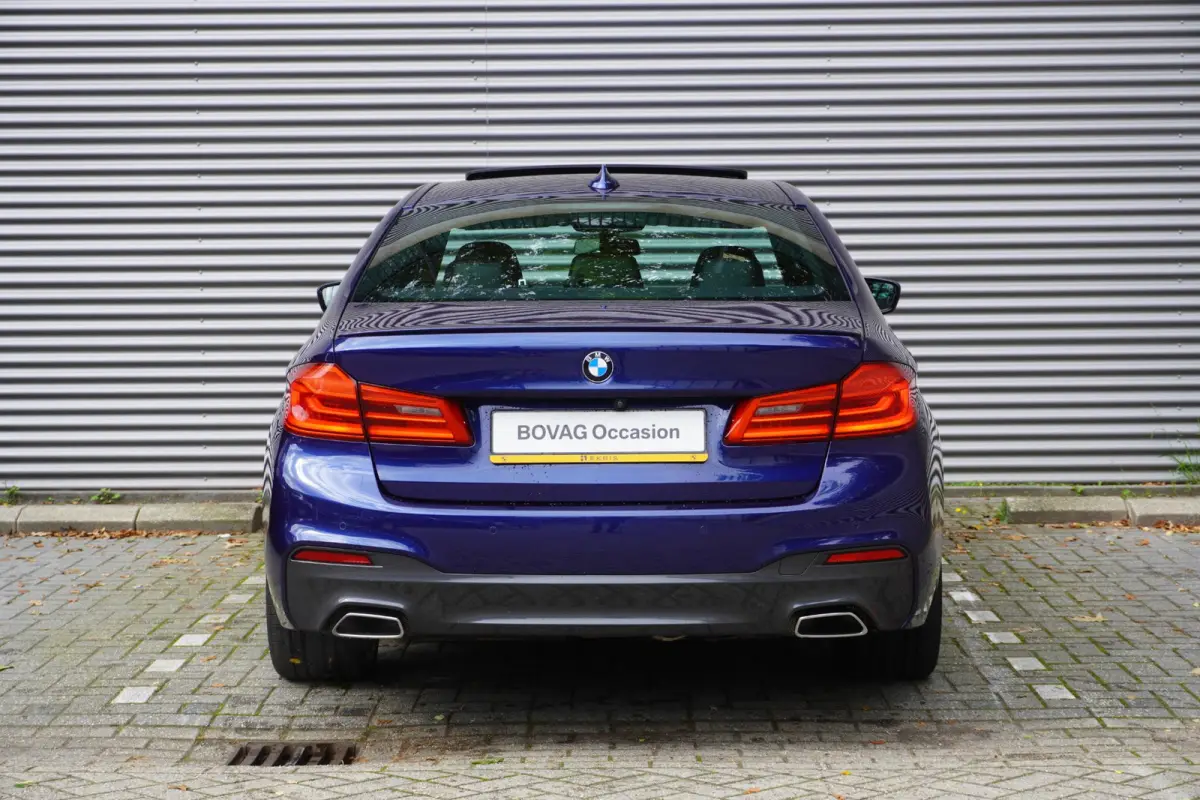 520i M Sportpakket | Elektrisch glazen schuif-/kanteldak | Comfortstoelen voor | BMW Head-Up Display | Exklusivleder 'Nappa' Schwarz | 20 inch LM V-Spaak(styling 759 I) in Ferric Grey