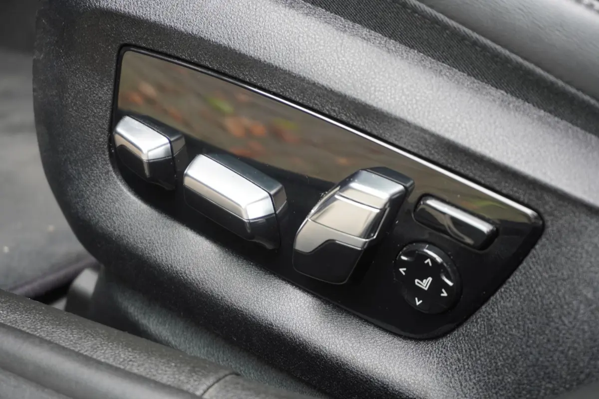 520i M Sportpakket | Elektrisch glazen schuif-/kanteldak | Comfortstoelen voor | BMW Head-Up Display | Exklusivleder 'Nappa' Schwarz | 20 inch LM V-Spaak(styling 759 I) in Ferric Grey