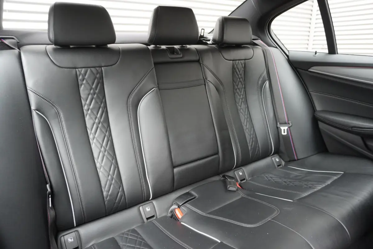 520i M Sportpakket | Elektrisch glazen schuif-/kanteldak | Comfortstoelen voor | BMW Head-Up Display | Exklusivleder 'Nappa' Schwarz | 20 inch LM V-Spaak(styling 759 I) in Ferric Grey