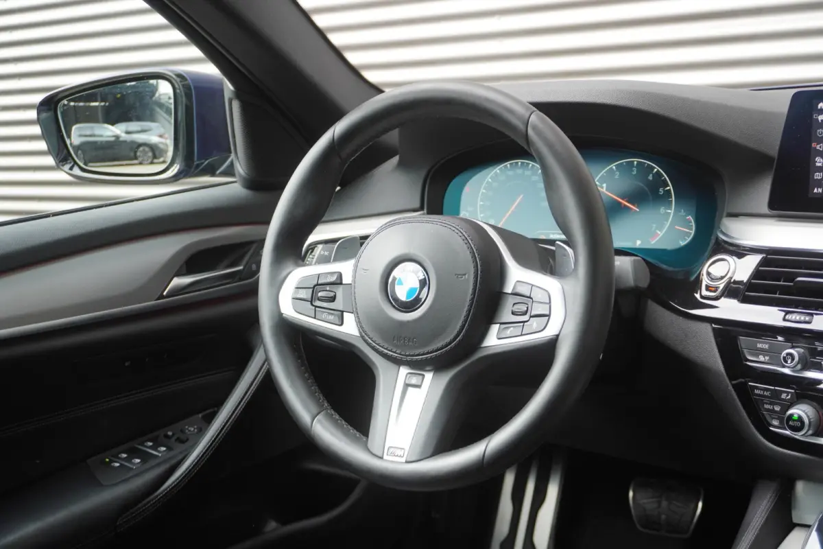 520i M Sportpakket | Elektrisch glazen schuif-/kanteldak | Comfortstoelen voor | BMW Head-Up Display | Exklusivleder 'Nappa' Schwarz | 20 inch LM V-Spaak(styling 759 I) in Ferric Grey