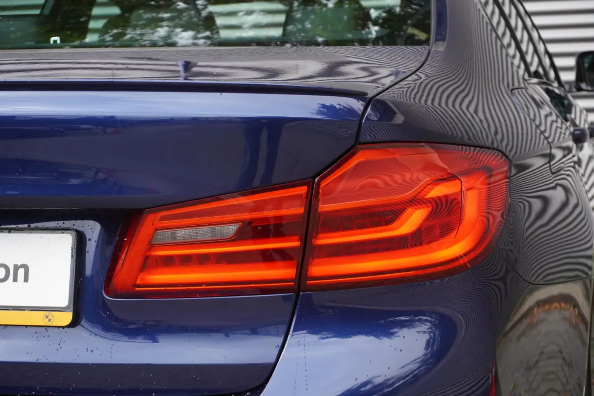 520i M Sportpakket | Elektrisch glazen schuif-/kanteldak | Comfortstoelen voor | BMW Head-Up Display | Exklusivleder 'Nappa' Schwarz | 20 inch LM V-Spaak(styling 759 I) in Ferric Grey