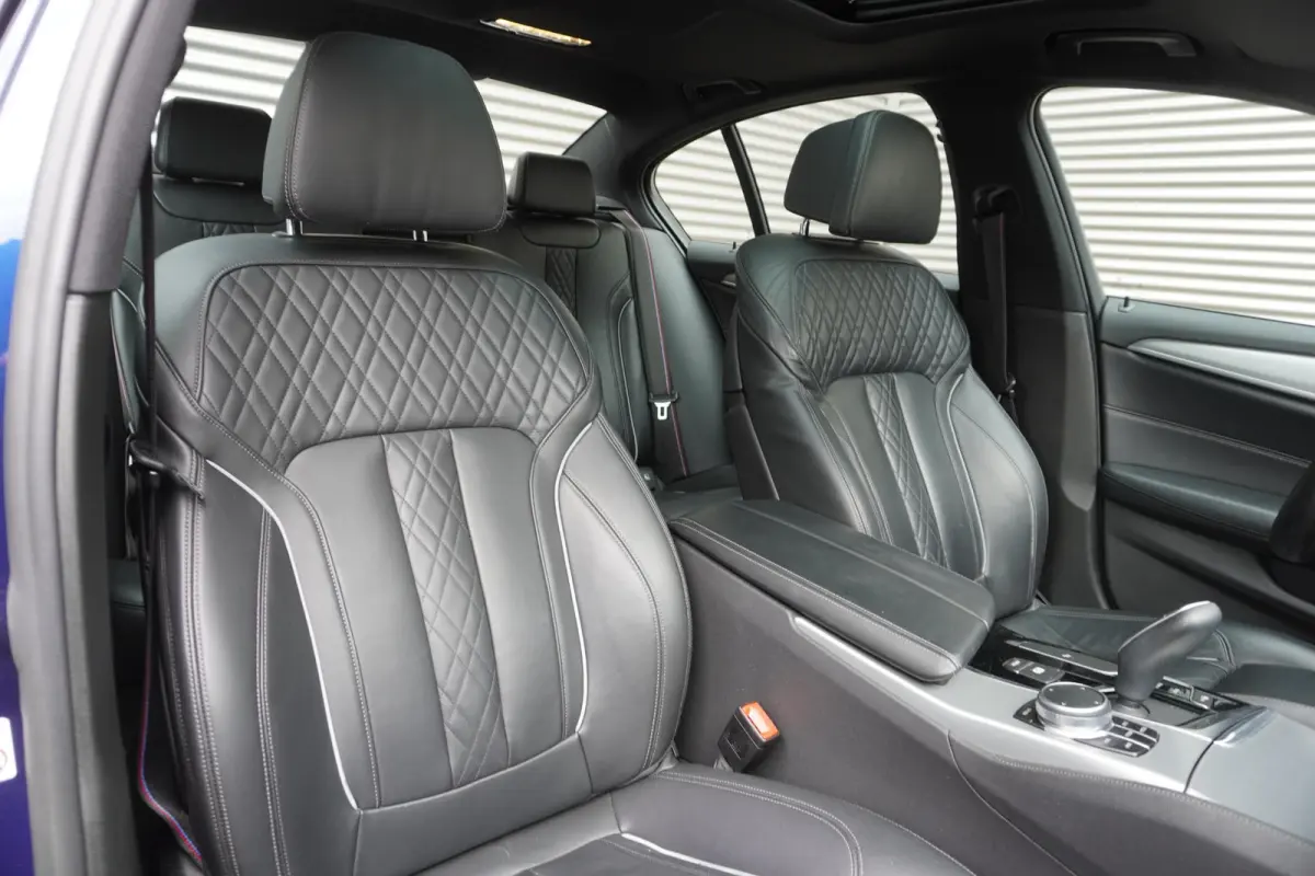 520i M Sportpakket | Elektrisch glazen schuif-/kanteldak | Comfortstoelen voor | BMW Head-Up Display | Exklusivleder 'Nappa' Schwarz | 20 inch LM V-Spaak(styling 759 I) in Ferric Grey
